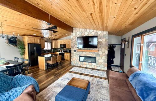 Mercer House | Paddler's Paradise Cabin with Direct Trail Access!