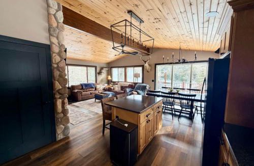 Mercer House | Paddler's Paradise Cabin with Direct Trail Access!