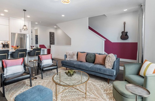 Katie Hill Neighborhood Cottage | Painted Note - Rooftop Hot Tub - Mins to Broadway