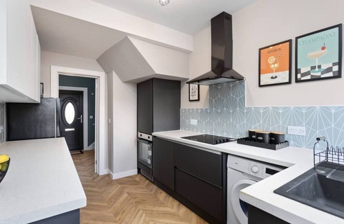 Loanhead House | Paradykes House - Free Parking & Garden