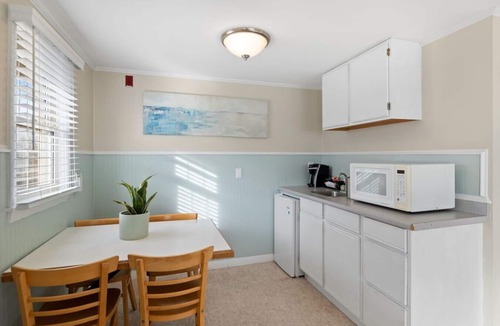 Falmouth Heights Condo | Partial Ocean View Studio w/Kitchenette & Shared Deck (105)