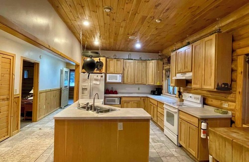Drummond House | Paw Point Lodge on Drummond Island