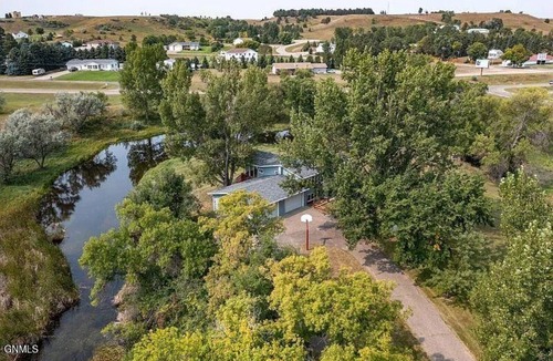 Mandan House | Peaceful 4 Bedroom Getaway Mins. from Huff Hills, The Post & Ft. Lincoln Park.