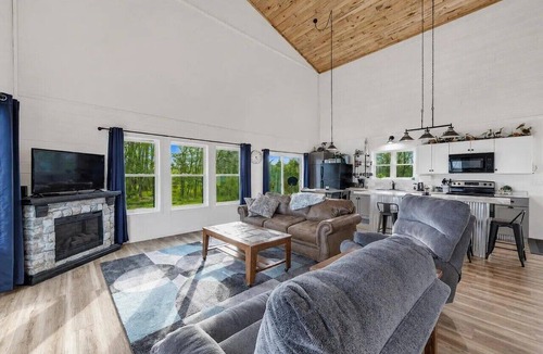 Oconto House | Peaceful Cobalt Cottage on the Bay in Oconto