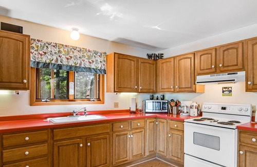 Presque Isle Cottage | Peaceful Cottage on Oxbow Lake with Trail Access, Firepit, and Kayak!