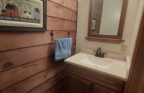 Mattawana House | Peaceful Country Farmhouse Retreat – Private, Spacious, Sleeps 7