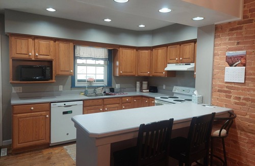Mattawana House | Peaceful Country Farmhouse Retreat – Private, Spacious, Sleeps 7