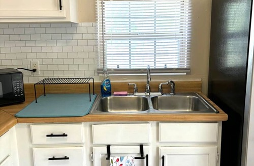 Lansing House | Peaceful, Cozy 2-bedroom home in Lansing