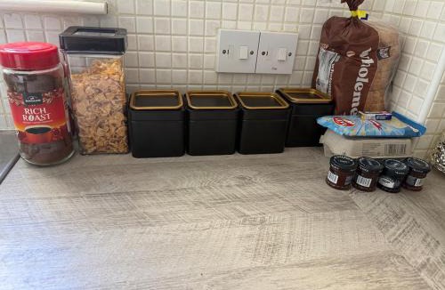 Dalmuir Apartment | Peaceful Cozy Apartment, NO PARTY, Free Breakfast, No Pets