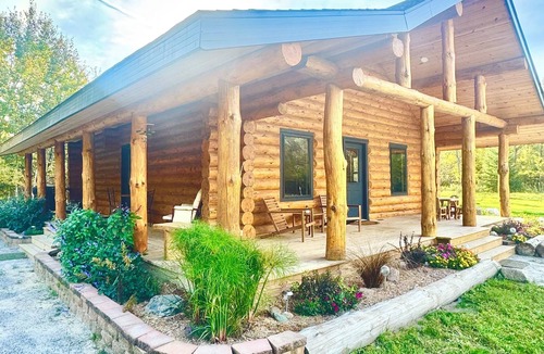 Warroad Cabin | Peaceful custom built log cabin