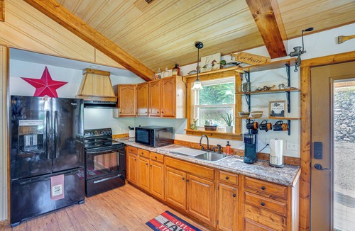 Kuttawa Cabin | Peaceful Kuttawa Cabin w/Fire Pit: Explore & Play