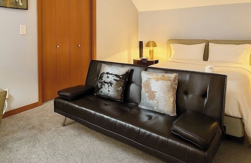 Harwinton Bed & Breakfast | Peaceful Modern Private Room with Comfort & Charm