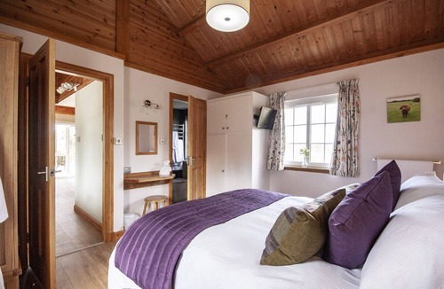 Elgin Cabin | Peaceful, relaxing lodge for 2 set in countryside