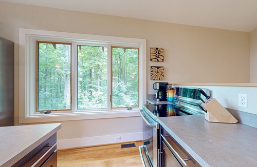 Empire House | Peaceful Wooded Home with WIFI, W/D, Gas Grill & Fire pit
