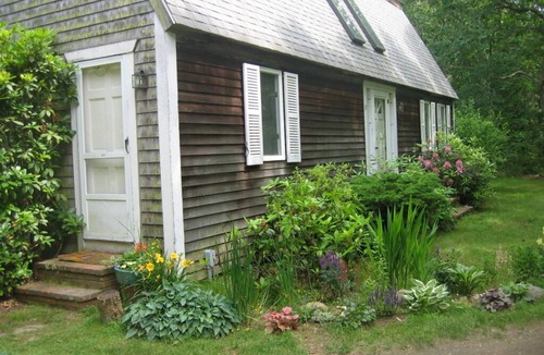 Chilmark House | Peaceful Wooded Retreat, Short Car Ride to Everything. Week is Friday to Friday