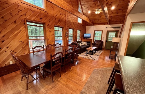 McHenry Cabin | Peaceful woodsy cabin, 5 mins to lake & Wisp! HOT TUB!
