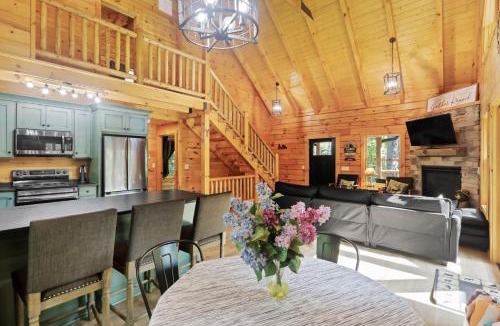 Logan House | Peek A Boo Cabins: Cozy Cabin