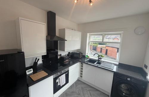 Blyth Apartment | Percy Home - NEW 2 Br 1 Bath Hollidays andContractors
