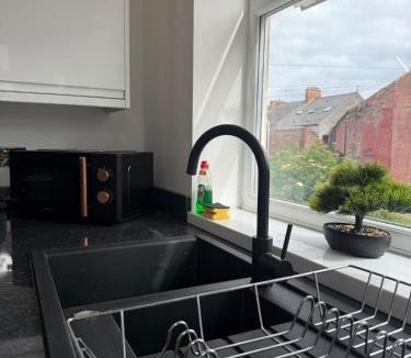 Blyth Apartment | Percy Home - NEW 2 Br 1 Bath Hollidays andContractors