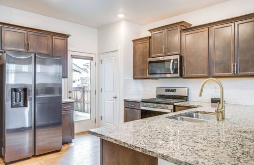 Aurora House | Perfect for Families! Quiet Aurora Home