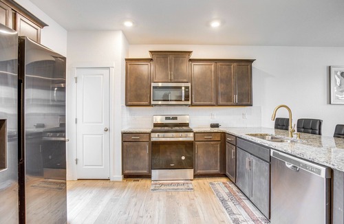 Aurora House | Perfect for Families! Quiet Aurora Home