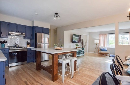 South Chatham House | Perfect for Group w/Kids & Dogs w/Hot Tub