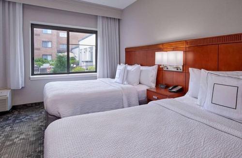 Eden Prairie Hotel | Perfect for Groups! 2 Comfortable Units, Pets Allowed with Fee, Onsite Pool!