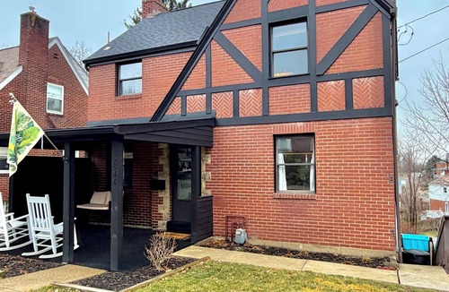 Brentwood House | Perfect Pittsburgh Retreat 15 Minute Drive to the NFL Draft – Book Your Stay Now