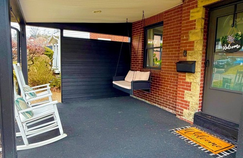 Brentwood House | Perfect Pittsburgh Retreat 15 Minute Drive to the NFL Draft – Book Your Stay Now