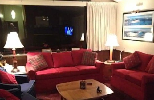 North Conway Ski Chalet | Perfectly located 4 Bedroom 2 bathroom Chalet. 5 Mins to Cranmore with Mt views.