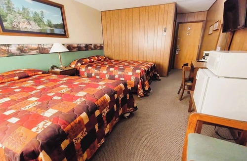 International Falls Hotel | Pet-Friendly Spot Close to Canoeing Destinations on Rainy River - Free Breakfast