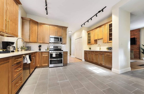 Point Breeze North House | Pet Friendly+6BR+Free Parking 5 Min From Bakery Sq