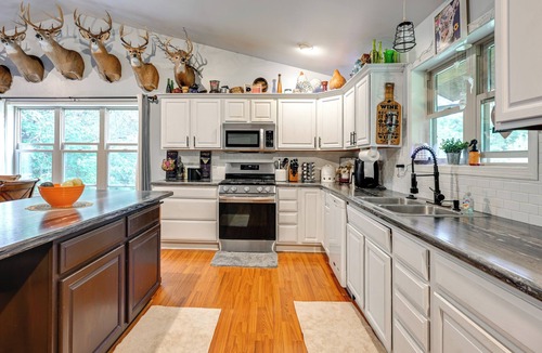 Wisconsin Dells Cabin | Pet Friendly Cabin w/Hot Tub: 5 mi to River