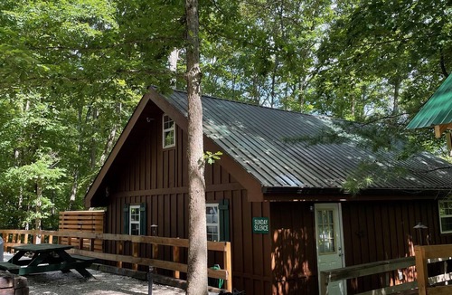 Zoe Cabin | Pet friendly cabin in Red River Gorge/Cliffview Resort with hot tub and wi-fi