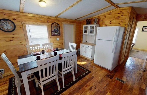 Nelsonville Cabin | Pet Friendly Cabin near Hocking Hills with hot tub in Nelsonville Ohio