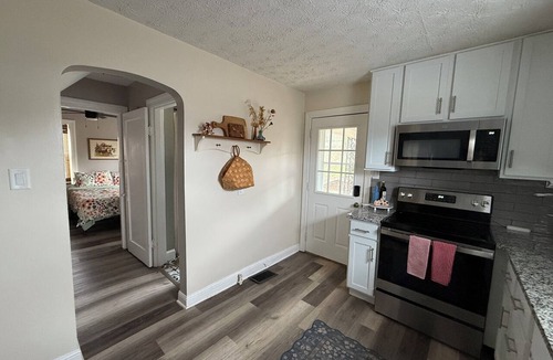 Poplar Level House | Pet-Friendly, Cottage in the City