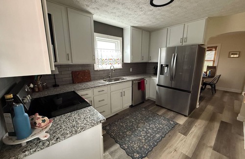 Poplar Level House | Pet-Friendly, Cottage in the City