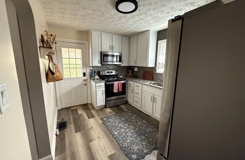 Poplar Level House | Pet-Friendly, Cottage in the City