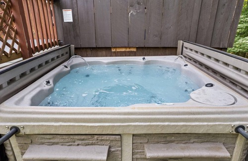 Primrose Cabin | Pet Friendly, Cute Theme Decor, Wi-Fi, Satelite TV, Hot Tub, Gas Grill
