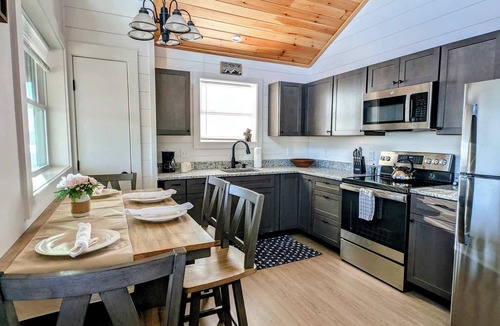 Sullivan House | Pet-Friendly Fishing Cabin 5 minutes to the Beach