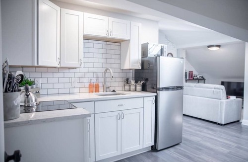 Victorian Village Apartment | Pet Friendly | Free Parking Off Street