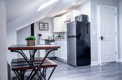 Victorian Village Apartment | Pet Friendly | Free Parking Off Street