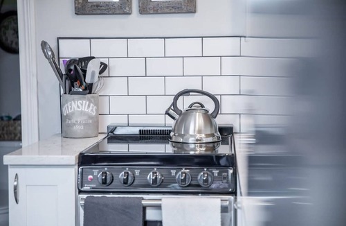 Victorian Village Apartment | Pet Friendly | Free Parking Off Street