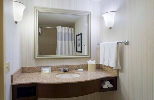 Silver Lane Hotel | Pet-Friendly Haven with Indoor Pool & On-Site Dining in Hartford