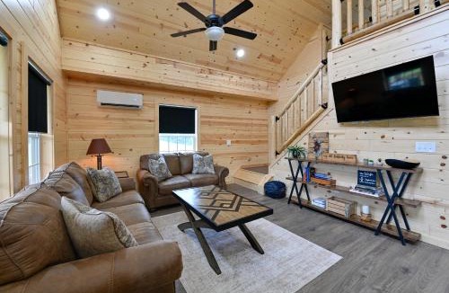 Chaplin House | Pet-Friendly Home w/Hot Tub & Yard in Willisburg!