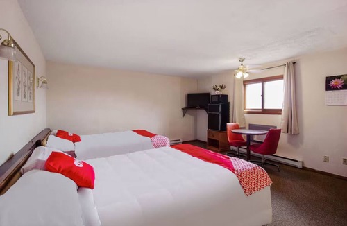 Cheyenne Wells Hotel | Pet-Friendly King Room Convenient Access to Highway 40