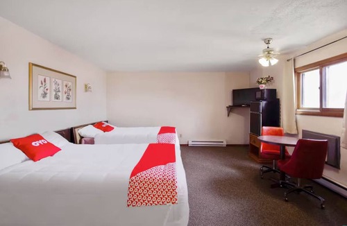 Cheyenne Wells Hotel | Pet-Friendly King Room Convenient Access to Highway 40