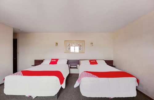 Cheyenne Wells Hotel | Pet-Friendly King Room Convenient Access to Highway 40