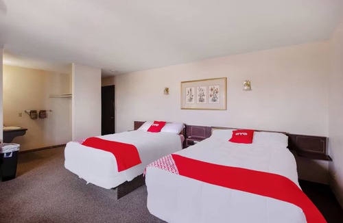 Cheyenne Wells Hotel | Pet-Friendly King Room Convenient Access to Highway 40