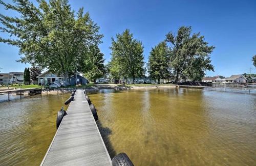 Houghton Lake House | Pet-Friendly Lake Cabin with Dock & Kayaks & Fire Pit in Houghton Lake, Michigan